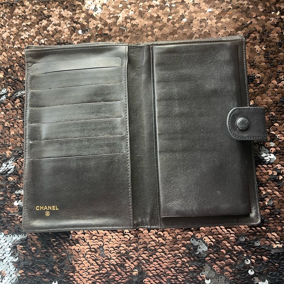 CHANEL WALLET 🥰 - Picture 3 of 13